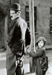 The Kid (1921), ჯეკი კუგანთან ერთად. ჩაპლინის პირველი ფილმი, რომლის ქრონომეტრაჟმაც 1 საათს გადააჭარბა.