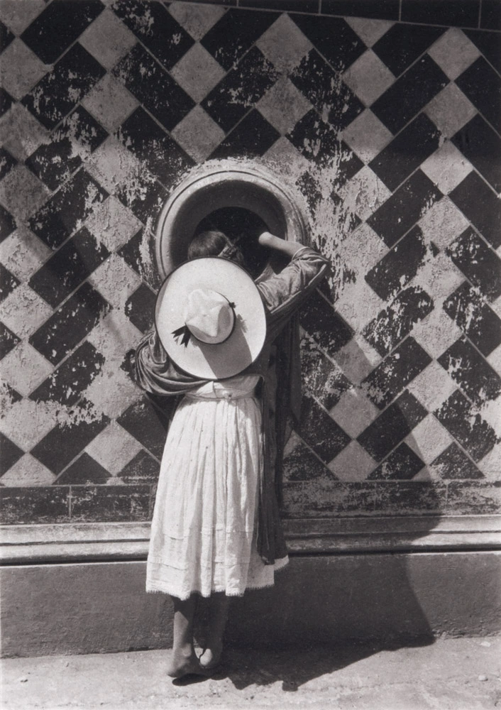 The Daughter of the Dancers, 1933 © Colette Urbajtel / Archivo Manuel Álvarez Bravo, S.C.