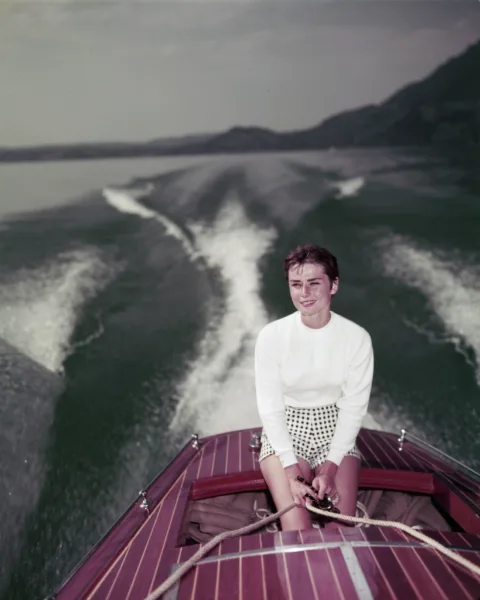 "Audrey Hepburn auf dem Vierwaldstättersee" by Comet Photo AG (Zürich) is licensed under CC BY-SA 4.0. To view a copy of this license, visit https://creativecommons.org/licenses/by-sa/4.0/?ref=openverse.