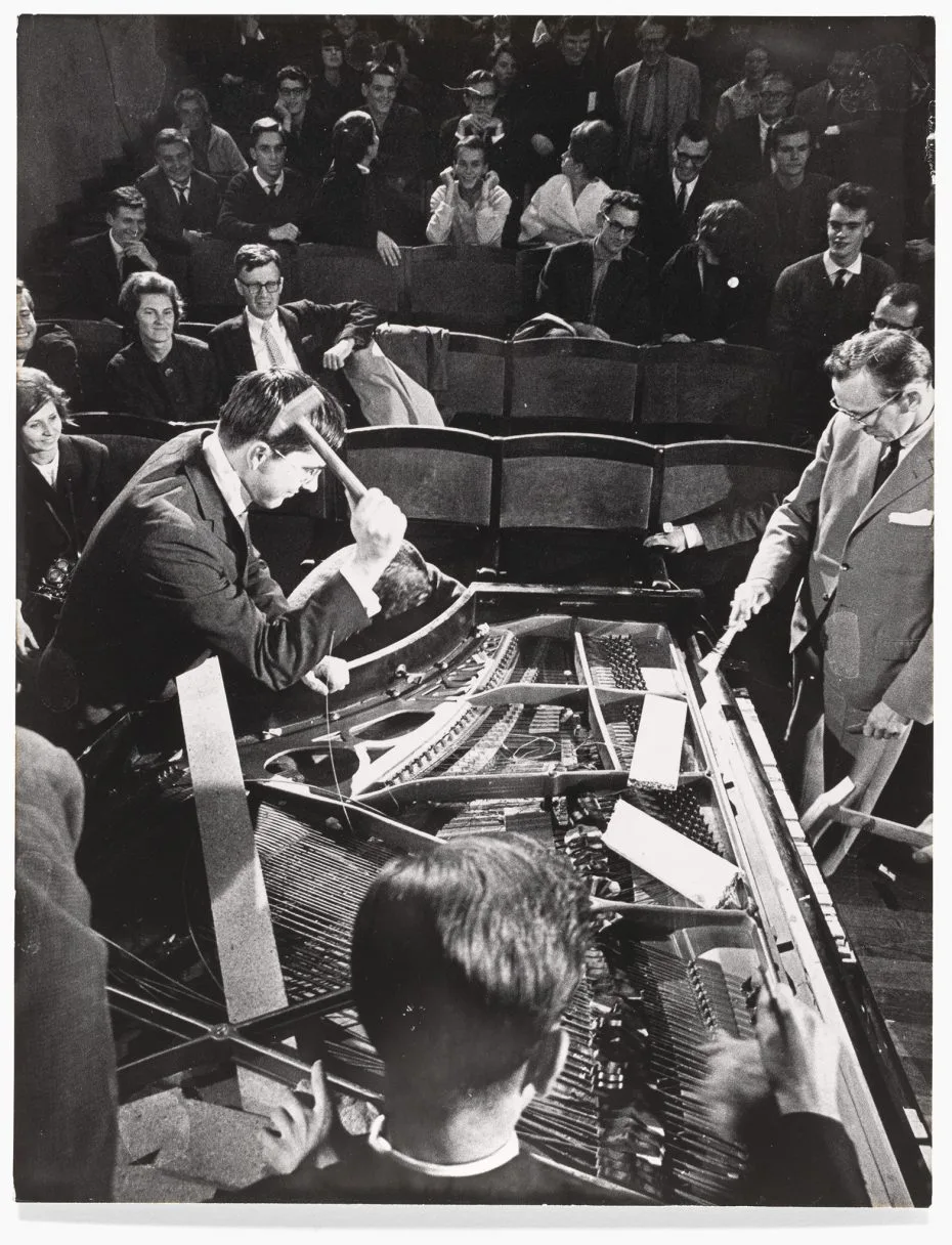 ემეტ უილიამსი, ჯორჯ მაკიუნასი, ბენჯამინ პატერსონი, დიკ ჰიგინსი, ელისონ ნოულზი ასრულებენ ფილიპ კორნერის საფორტეპიანო აქტივობებს Internationale Festspiele Neuester Musik-ზე, 1962 წელი. სურათი თანამედროვე ხელოვნების მუზეუმიდან, NYC